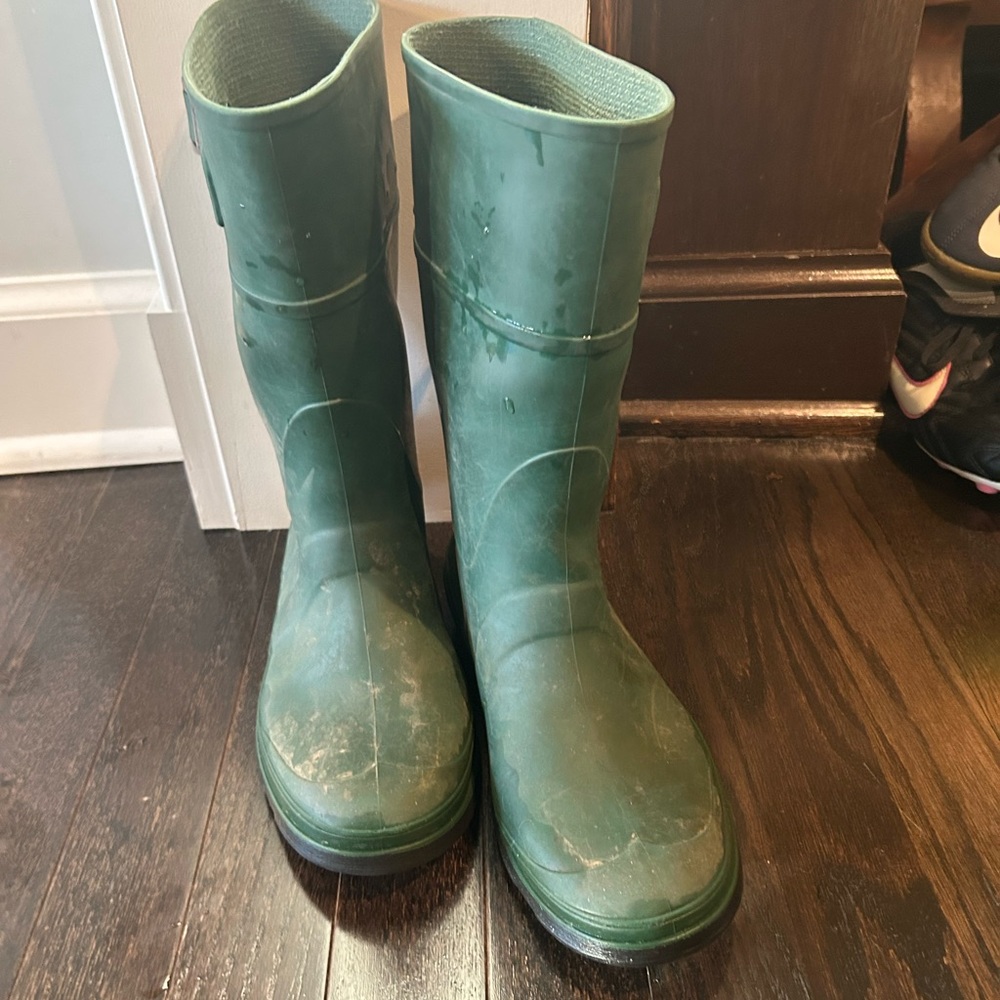 Kamik rain boots size 4